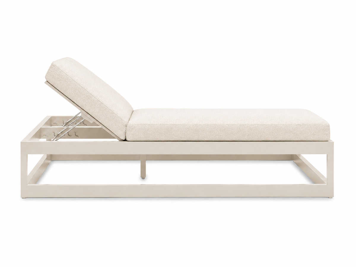 How to Choose Pool Chaise Lounges for a Hotel or Resort