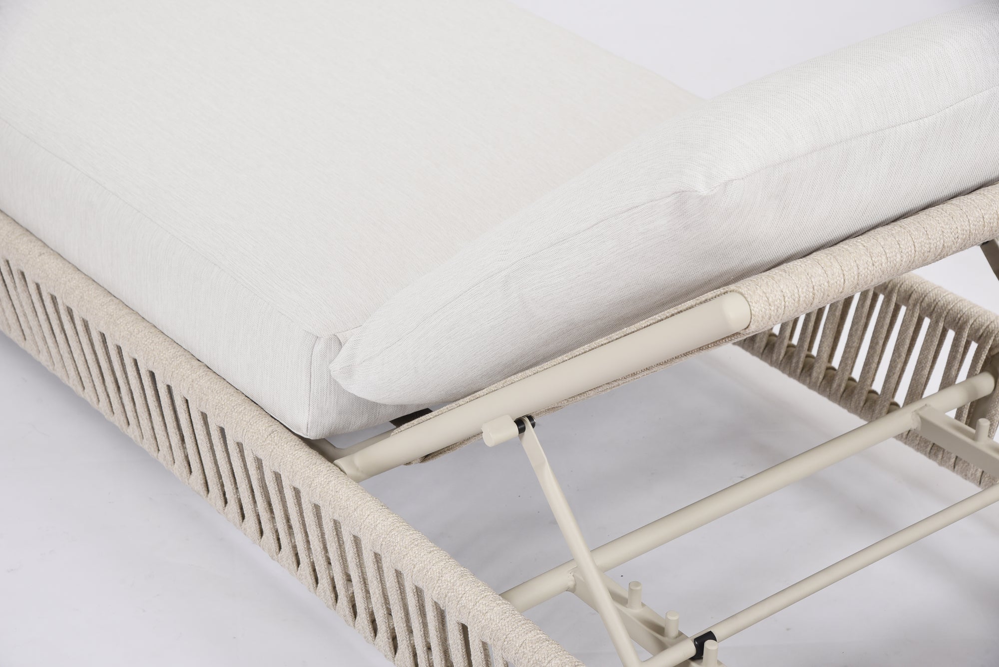 Covo Chaise Lounge